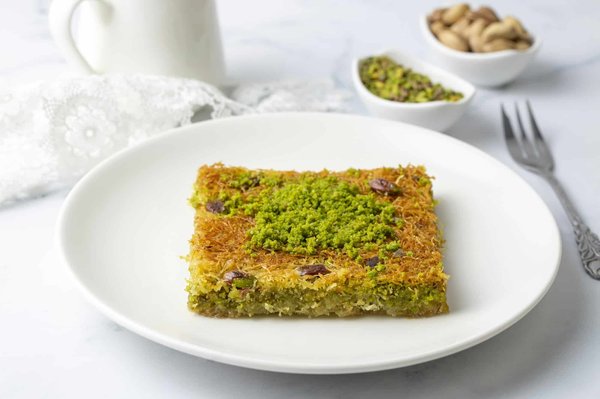 Come si prepara un'insalata di orzo con feta, pomodorini e olive nere?