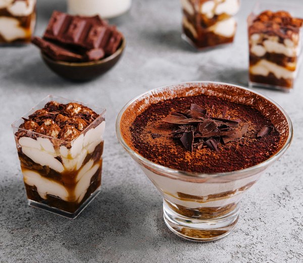 Quali sono i segreti per una ciambella al vino rosso e cioccolato morbida e profumata?